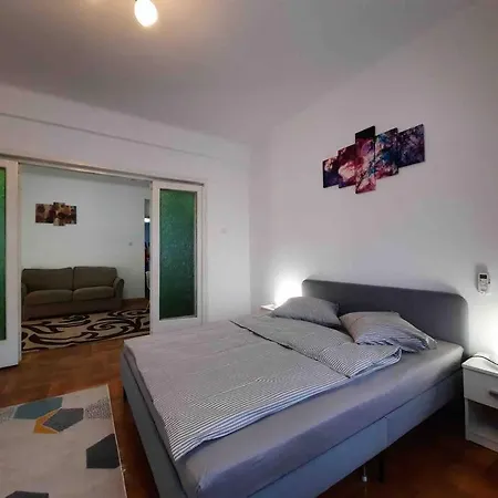 Amytis Flat Old City