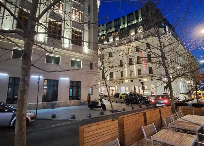 Amytis Flat Old City