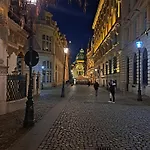 Amytis Flat Old City
